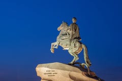 Cavalier en bronze la nuit St Petersburg image stock Cavalier en bronze la nuit St Petersburg image stock