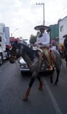 Cavalier mexicain dans la rue images stock Cavalier mexicain dans la rue images stock