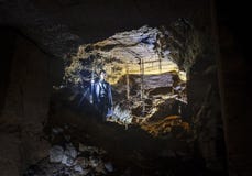 Caver исследует пещеру с фонариком Катакомбы Одессы, Украина стоковое изображение rf Caver исследует пещеру с фонариком Катакомбы Одессы, Украина стоковое изображение rf