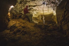 Caver исследует пещеру с фонариком Катакомбы Одессы, Украина стоковые изображения rf Caver исследует пещеру с фонариком Катакомбы Одессы, Украина стоковые изображения rf
