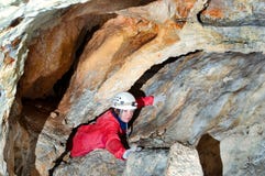 Caver исследуя подземелье стоковое фото rf Caver исследуя подземелье стоковое фото rf