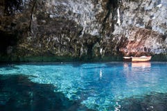 Caverna di Melissani, Kefalonia, Grecia immagine stock Caverna di Melissani, Kefalonia, Grecia immagine stock