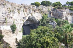 Caverna no parque arqueológico em Siracusa, Sicília, Itália, fotografia de stock Caverna no parque arqueológico em Siracusa, Sicília, Itália, fotografia de stock