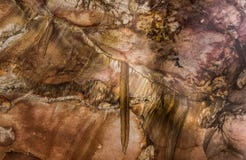 Caverne souterraine avec des stalactites et des stalagmites photo stock Caverne souterraine avec des stalactites et des stalagmites photo stock