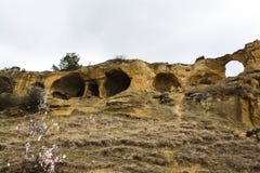 Cavernes rondes dans la roche photographie stock Cavernes rondes dans la roche photographie stock