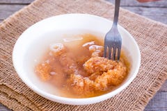 Caviale salato del luccio in una ciotola in acqua Immagini Stock Libere da Diritti Caviale salato del luccio in una ciotola in acqua Immagini Stock Libere da Diritti