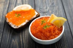 caviar rojo delicioso con el bocadillo fotos de archivo caviar rojo delicioso con el bocadillo fotos de archivo