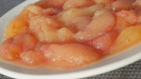 Caviar rose frais de poisson d'eau douce sur la fin de plat vers le haut de la vue banque de vidéos Caviar rose frais de poisson d'eau douce sur la fin de plat vers le haut de la vue banque de vidéos