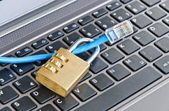 Cavo di Internet che attacca tramite il lucchetto sulla tastiera di computer che simbolizza protezione dei dati o crittografia fotografie stock libere da diritti Cavo di Internet che attacca tramite il lucchetto sulla tastiera di computer che simbolizza protezione dei dati o crittografia fotografie stock libere da diritti