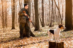 Cazador de Yang con un perro en el bosque fotografía de archivo libre de regalías Cazador de Yang con un perro en el bosque fotografía de archivo libre de regalías
