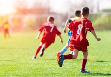 Caçoa o futebol do futebol - os jogadores das crianças combinam no campo de futebol Imagem de Stock Caçoa o futebol do futebol - os jogadores das crianças combinam no campo de futebol Imagem de Stock