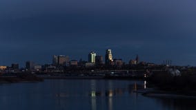 Caída azul de la noche de la hora del horizonte céntrico de Kansas City fotografía de archivo libre de regalías Caída azul de la noche de la hora del horizonte céntrico de Kansas City fotografía de archivo libre de regalías