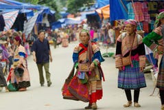 CCB HA, VIETNAM - 11 DE SETEMBRO: Mulher não identificada da flor H'mong imagens de stock CCB HA, VIETNAM - 11 DE SETEMBRO: Mulher não identificada da flor H'mong imagens de stock