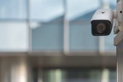 CCTV kamera bezpieczeństwa na nowożytnej budynek ścianie w mieście obrazy royalty free CCTV kamera bezpieczeństwa na nowożytnej budynek ścianie w mieście obrazy royalty free