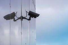 CCTV kamera bezpieczeństwa na nowożytnej szklanej budynek ścianie z odbiciem zdjęcie royalty free CCTV kamera bezpieczeństwa na nowożytnej szklanej budynek ścianie z odbiciem zdjęcie royalty free