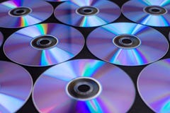 CD/DVDs que encontra-se em um fundo preto com reflexões de luz foto de stock royalty free CD/DVDs que encontra-se em um fundo preto com reflexões de luz foto de stock royalty free
