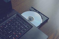 CD введенное в ноутбук 2 стоковые изображения CD введенное в ноутбук 2 стоковые изображения