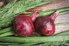 Cebola vermelha, cebolas verdes e aneto em um fundo de madeira marrom Fotografia de Stock Cebola vermelha, cebolas verdes e aneto em um fundo de madeira marrom Fotografia de Stock
