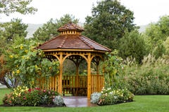 Cedar Gazebo Backyard Garden Park imagen de archivo Cedar Gazebo Backyard Garden Park imagen de archivo