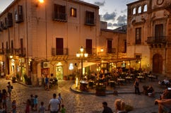 Cefalà ¹, Italië, Sicilië 16 Augustus 2015 Piazza del Duomo in dinertijd Royalty-vrije Stock Foto's Cefalà ¹, Italië, Sicilië 16 Augustus 2015 Piazza del Duomo in dinertijd Royalty-vrije Stock Foto's