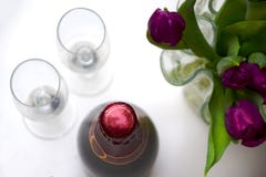 Celebraciones de la primavera con el champgne y los tulipanes foto de archivo libre de regalías Celebraciones de la primavera con el champgne y los tulipanes foto de archivo libre de regalías