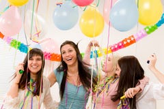 Celebración de la fiesta de cumpleaños - mujer con confeti imagen de archivo libre de regalías Celebración de la fiesta de cumpleaños - mujer con confeti imagen de archivo libre de regalías