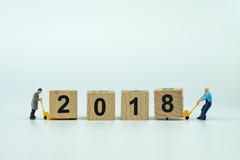 Celebración 2018 del Año Nuevo con la pequeña figura de los trabajadores miniatura él fotos de archivo libres de regalías Celebración 2018 del Año Nuevo con la pequeña figura de los trabajadores miniatura él fotos de archivo libres de regalías
