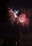 Celebrazione dei fuochi d'artificio sopra il fiume Ohio fotografie stock Celebrazione dei fuochi d'artificio sopra il fiume Ohio fotografie stock
