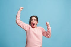 Celebrazione estatica felice di conquista della donna di successo essendo un vincitore Immagine energetica dinamica del modello f immagini stock Celebrazione estatica felice di conquista della donna di successo essendo un vincitore Immagine energetica dinamica del modello f immagini stock