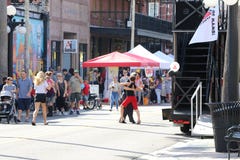 Celebrazione storica di eredità della città di Ybor con tango che balla nelle vie immagine stock Celebrazione storica di eredità della città di Ybor con tango che balla nelle vie immagine stock