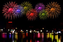 A celebração dos fogos-de-artifício e a noite da cidade iluminam o fundo foto de stock A celebração dos fogos-de-artifício e a noite da cidade iluminam o fundo foto de stock