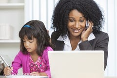 Cellen för afrikansk amerikankvinnaaffärskvinnan ringer barnet royaltyfri foto Cellen för afrikansk amerikankvinnaaffärskvinnan ringer barnet royaltyfri foto