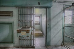 Cellule à haut risque d'isolement cellulaire en prison photographie stock Cellule à haut risque d'isolement cellulaire en prison photographie stock