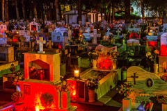 Cementerio en Asprovalta, Grecia en la noche fotografía de archivo libre de regalías Cementerio en Asprovalta, Grecia en la noche fotografía de archivo libre de regalías