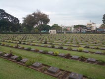 Cemitério de WWII em Kanchanaburi, Tailândia foto de stock Cemitério de WWII em Kanchanaburi, Tailândia foto de stock