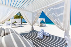 Cena bonita da praia e dossel da praia para o conceito luxuoso da praia e das férias de verão e das férias Fundo tropical inspira imagens de stock Cena bonita da praia e dossel da praia para o conceito luxuoso da praia e das férias de verão e das férias Fundo tropical inspira imagens de stock