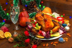 Cena de la Navidad Pollo asado Tabla de las vacaciones de invierno servida Fondo de madera Primer Visión superior imagen de archivo libre de regalías Cena de la Navidad Pollo asado Tabla de las vacaciones de invierno servida Fondo de madera Primer Visión superior imagen de archivo libre de regalías