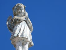 Cena em um cemitério: o close-up de uma estátua de pedra velha de um anjo pequeno com suas mãos abraçou, rezando foto de stock Cena em um cemitério: o close-up de uma estátua de pedra velha de um anjo pequeno com suas mãos abraçou, rezando foto de stock