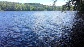 Cena pitoresca do lago azul bonito em Maine EUA fotografia de stock Cena pitoresca do lago azul bonito em Maine EUA fotografia de stock