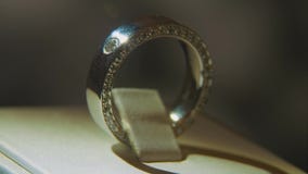 Cenni Diamentowi pierścionki Świetnego luksusowego diamentowego jewellery nadokienny pokaz z ringowym pedantem Złocisty pierścion zdjęcie wideo Cenni Diamentowi pierścionki Świetnego luksusowego diamentowego jewellery nadokienny pokaz z ringowym pedantem Złocisty pierścion zdjęcie wideo