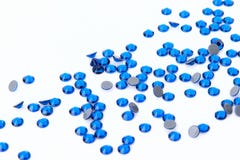 Cenny iskrzasty rhinestones Capri błękit barwi na białym plecy zdjęcie stock Cenny iskrzasty rhinestones Capri błękit barwi na białym plecy zdjęcie stock