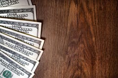 Cento dollari su una tavola immagine stock Cento dollari su una tavola immagine stock