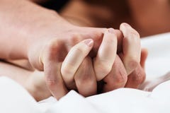 Centrado sobre as mãos dos pares da paixão que têm o sexo imagens de stock Centrado sobre as mãos dos pares da paixão que têm o sexo imagens de stock