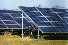 Central eléctrica azul del photovoltaics de los paneles solares con los árboles en fondo Fotos de archivo libres de regalías Central eléctrica azul del photovoltaics de los paneles solares con los árboles en fondo Fotos de archivo libres de regalías