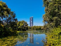 Central Park-Herbst und Gebäudereflexion über dem See in Rheinaue-Park in der Stadt von Bonn lizenzfreie stockbilder Central Park-Herbst und Gebäudereflexion über dem See in Rheinaue-Park in der Stadt von Bonn lizenzfreie stockbilder