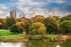Central Park-Panorama New York City Manhattan mit Herbstsee mit Wolkenkratzern lizenzfreie stockfotos Central Park-Panorama New York City Manhattan mit Herbstsee mit Wolkenkratzern lizenzfreie stockfotos