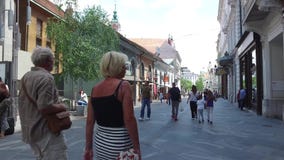 Centrala gator av staden av Ljubljana den huvud och största staden av Slovenien Kyrkor och slott på kullen arkivfilmer Centrala gator av staden av Ljubljana den huvud och största staden av Slovenien Kyrkor och slott på kullen arkivfilmer