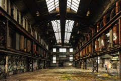 Centrale mening van productiehal in verlaten fabriek royalty-vrije stock afbeelding Centrale mening van productiehal in verlaten fabriek royalty-vrije stock afbeelding