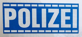 CENTRALE POSTEN, M?NCHEN, 6 APRIL, 2019: blauwe Duitse politiedruk op een parkerenauto stock foto's CENTRALE POSTEN, M?NCHEN, 6 APRIL, 2019: blauwe Duitse politiedruk op een parkerenauto stock foto's