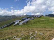 Centrale utilisant l'énergie solaire renouvelable dans les Alpes, Autriche images libres de droits Centrale utilisant l'énergie solaire renouvelable dans les Alpes, Autriche images libres de droits
